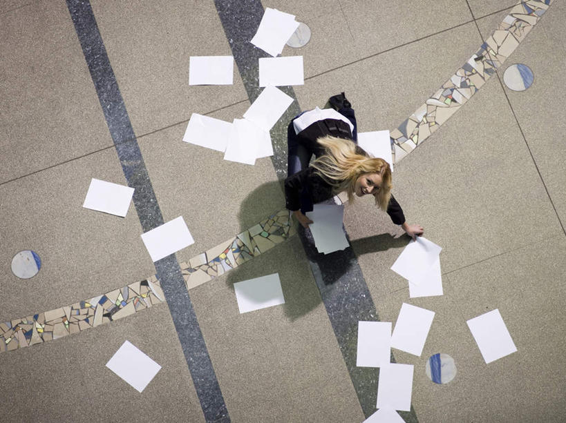 西方人,一个人,商务人士,商务女性,坐,笑,微笑,露齿笑,横图,俯视,室外,白天,欧洲,欧洲人,仅一个年轻女性,仅一个女性,仅一个人,握,阴影,套装,光线,材料,档案,文件,影子,纸,拿,拿着,注视,阳光,手稿,资料,观察,看,握着,观看,证明,察看,关注,文档,商务装,工薪阶层,年轻女性,女人,女性,白种人,白领,上班族,坐着,彩图,高角度拍摄,全身