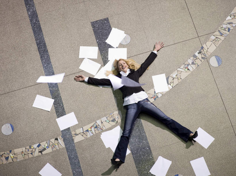 西方人,一个人,商务人士,商务女性,躺,伸展双臂,笑,微笑,露齿笑,横图,俯视,室外,白天,欧洲,欧洲人,仅一个年轻女性,仅一个女性,仅一个人,阴影,套装,光线,材料,档案,文件,影子,纸,阳光,手稿,资料,证明,文档,商务装,工薪阶层,卧着,年轻女性,女人,女性,白种人,白领,上班族,敞开双臂,伸开双臂,躺着,卧,展开双肩,张开手臂,张开双臂,彩图,高角度拍摄,全身