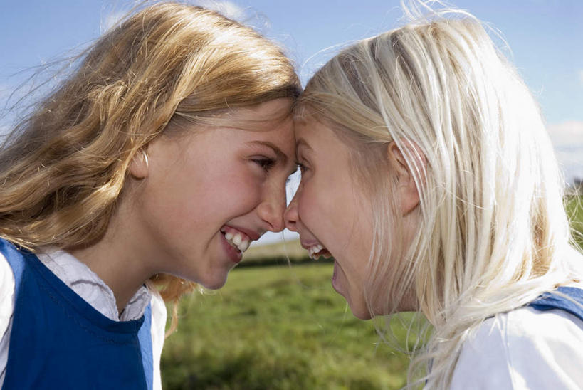 西方人,儿童,两个人,家庭,站,抱,横图,室外,白天,侧面,纯洁,草地,草坪,植物,欧洲,欧洲人,阴影,服装,光线,影子,云,云朵,云彩,注视,相视,草,小孩,衣服,绿色,白云,阳光,观察,看,站着,张嘴,温暖,温馨,一家人,面对面,可爱,童年,童趣,服饰,抱着,观看,对视,和睦,察看,互视,搂着,衣着,穿着,关注,相对,张大嘴巴,童真,烂漫,无邪,相看,衣饰,天真,女孩,女人,女性,白种人,孩子,张开嘴,怀抱,搂,搂抱,相抱,拥抱,站立,半身,彩图,融洽,女生