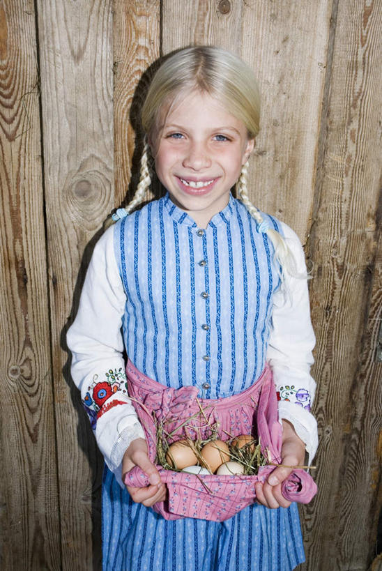 西方人,儿童,一个人,站,捧,笑,微笑,露齿笑,竖图,室内,白天,正面,纯洁,欧洲,欧洲人,仅一个女性,仅一个人,服装,木板,木头,蛋,鸡蛋,注视,小孩,衣服,观察,看,站着,仅一个小孩,可爱,童年,童趣,服饰,观看,察看,衣着,穿着,关注,童真,烂漫,无邪,衣饰,天真,女孩,女人,女性,白种人,孩子,端,端着,捧着,手捧,站立,半身,彩图,女生