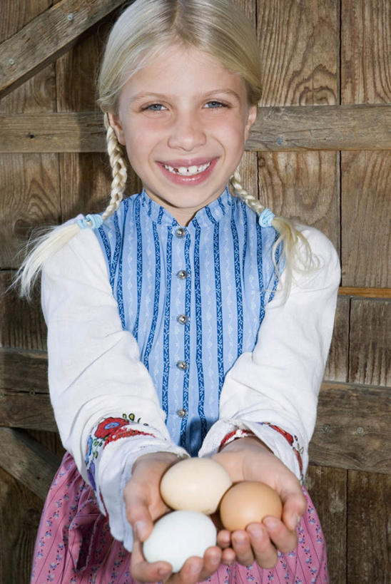 西方人,儿童,一个人,站,捧,笑,微笑,露齿笑,竖图,室内,白天,正面,纯洁,欧洲,欧洲人,仅一个女性,仅一个人,服装,木板,木头,蛋,鸡蛋,注视,三个,小孩,衣服,观察,看,站着,仅一个小孩,可爱,童年,童趣,服饰,观看,察看,衣着,穿着,关注,童真,烂漫,无邪,衣饰,天真,女孩,女人,女性,白种人,孩子,端,端着,捧着,手捧,站立,半身,彩图,女生