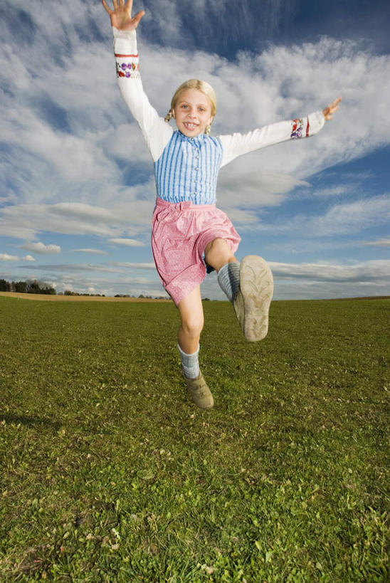 西方人,儿童,一个人,跑,伸展双臂,笑,微笑,露齿笑,竖图,室外,白天,正面,锻炼,纯洁,运动,草地,草坪,植物,欧洲,欧洲人,仅一个女性,仅一个人,阴影,服装,光线,影子,云,云朵,云彩,注视,草,小孩,衣服,绿色,白云,蓝天,天空,阳光,天,观察,看,仅一个小孩,可爱,童年,童趣,服饰,观看,察看,衣着,穿着,关注,童真,烂漫,无邪,衣饰,体育,天真,女孩,女人,女性,白种人,孩子,敞开双臂,跑步,伸开双臂,展开双肩,张开手臂,张开双臂,彩图,全身,健身,女生