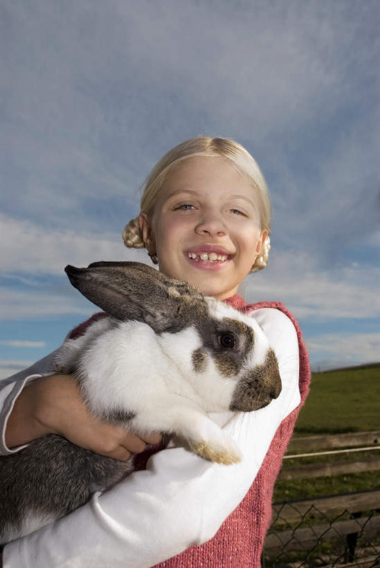 西方人,儿童,一个人,栏杆,站,抱,笑,微笑,露齿笑,竖图,室外,白天,正面,纯洁,草地,草坪,植物,野生动物,欧洲,欧洲人,仅一个女性,仅一个人,服装,兔子,栅栏,篱笆,云,云朵,围栏,云彩,注视,护栏,草,小孩,衣服,绿色,白云,蓝天,天空,动物,天,观察,看,站着,仅一个小孩,可爱,童年,童趣,服饰,活泼,抱着,观看,察看,搂着,衣着,穿着,关注,童真,烂漫,无邪,衣饰,天真,女孩,女人,女性,白种人,孩子,搂,搂抱,站立,半身,彩图,女生