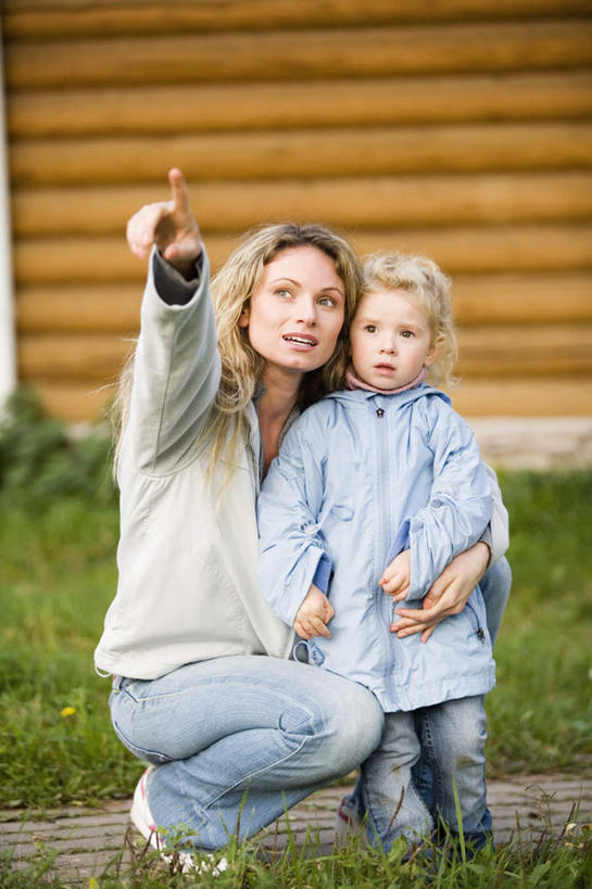 西方人,儿童,两个人,家庭,母亲,女儿,家,站,蹲,说,竖图,室外,白天,正面,纯洁,草地,草坪,植物,欧洲人,指,服装,房屋,屋子,注视,方向,楼房,住宅,草,小孩,衣服,绿色,观察,看,手势,站着,温暖,温馨,母女,一家人,可爱,母爱,童年,童趣,服饰,观看,和睦,察看,指向,衣着,穿着,关注,童真,烂漫,无邪,衣饰,交流,天真,年轻女性,女孩,女人,女性,白种人,孩子,年轻人,蹲着,沟通,讲话,交谈,说话,谈话,站立,彩图,全身,房子,融洽,女生