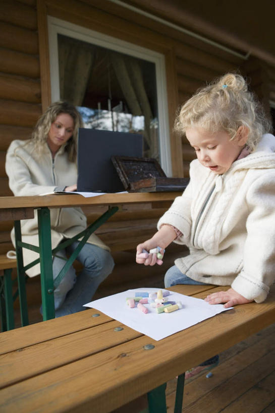 西方人,儿童,两个人,家庭,母亲,女儿,坐,竖图,室外,白天,正面,纯洁,电脑,笔记本电脑,欧洲,欧洲人,服装,网络,笔,材料,档案,工具,文件,纸,拿,拿着,注视,通讯设备,小孩,衣服,粉笔,手稿,学习用品,资料,观察,看,温暖,温馨,母女,一家人,可爱,母爱,童年,童趣,服饰,观看,文具用品,证明,和睦,察看,无线,衣着,穿着,关注,文档,通信设备,无线网络,无线上网,便携式电脑,童真,烂漫,无邪,衣饰,白垩,天真,手提电脑,年轻女性,女孩,女人,女性,白种人,孩子,年轻人,坐着,半身,彩图,融洽,女生