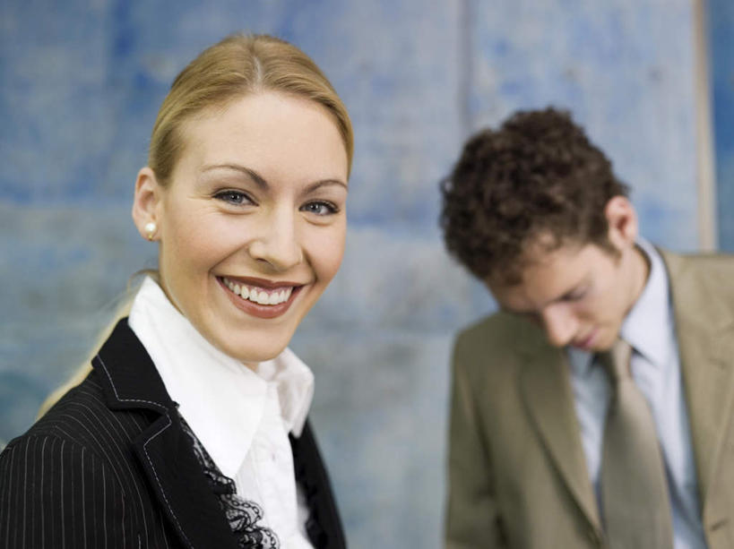 西方人,两个人,同事,商务人士,商务男性,商务女性,站,笑,微笑,露齿笑,横图,室内,白天,正面,衬衫,成功,合作,团队,集体,信心,欧洲,欧洲人,套装,注视,队伍,观察,看,站着,观看,察看,领导,成就,关注,商务装,合伙,领袖,工薪阶层,男人,男性,年轻男性,年轻女性,女人,女性,白种人,白领,上班族,站立,半身,彩图,衬衣