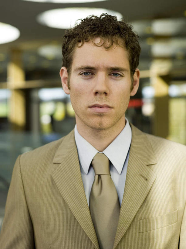 西方人,脸,头,脸颊,一个人,商务人士,商务男性,办公室,站,竖图,室内,特写,白天,正面,衬衫,照明,欧洲,欧洲人,仅一个男性,仅一个人,阴影,套装,朦胧,模糊,光线,影子,灯光,注视,顶灯,肩膀,灯,仅一个年轻男性,灯具,观察,看,站着,观看,照亮,察看,照明设备,关注,商务装,工薪阶层,男人,男性,年轻男性,白种人,头部,脸部,脸蛋,面部,白领,上班族,站立,半身,彩图,衬衣