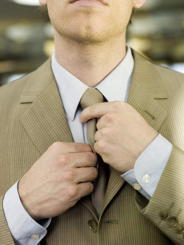 西方人,手,一个人,商务人士,商务男性,办公室,站,竖图,室内,特写,白天,正面,衬衫,欧洲,欧洲人,双手,仅一个男性,仅一个人,握,套装,朦胧,模糊,领带,拿,拿着,仅一个年轻男性,站着,手部,握着,象征,庄重,商务装,身份,工薪阶层,正式,地位,男人,男性,年轻男性,白种人,白领,上班族,站立,半身,彩图,衬衣