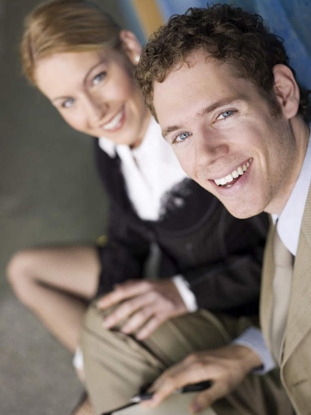 西方人,两个人,同事,商务人士,商务男性,商务女性,坐,笑,微笑,露齿笑,竖图,俯视,室内,白天,衬衫,成功,合作,团队,集体,信心,欧洲,欧洲人,套装,注视,队伍,观察,看,观看,察看,领导,成就,关注,商务装,合伙,领袖,工薪阶层,男人,男性,年轻男性,年轻女性,女人,女性,白种人,白领,上班族,坐着,半身,彩图,高角度拍摄,衬衣