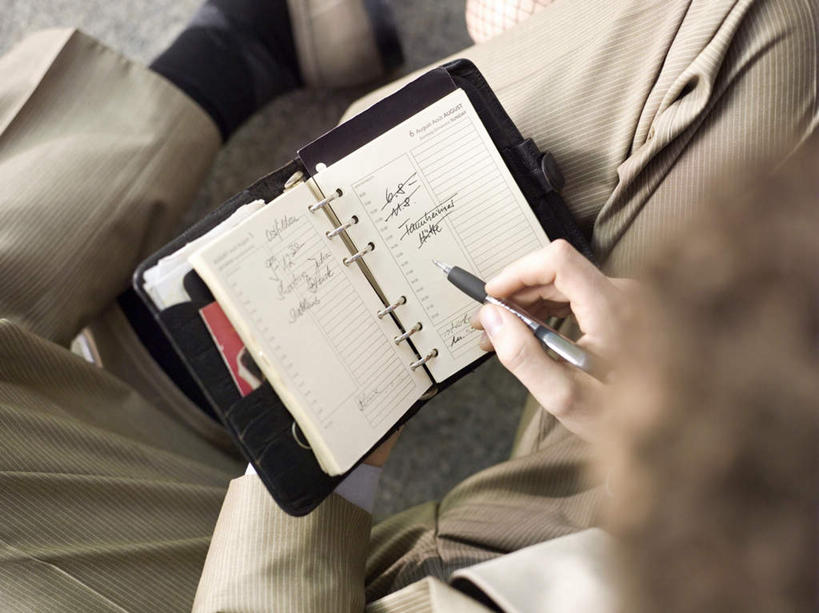 西方人,一个人,商务人士,商务男性,坐,横图,俯视,室内,白天,衬衫,欧洲,欧洲人,仅一个男性,仅一个人,握,套装,笔,办公用品,记事本,拿,拿着,水笔,文具,仅一个年轻男性,本子,笔记本,学习用品,握着,文具用品,商务装,工薪阶层,男人,男性,年轻男性,白种人,白领,上班族,坐着,半身,彩图,高角度拍摄,衬衣