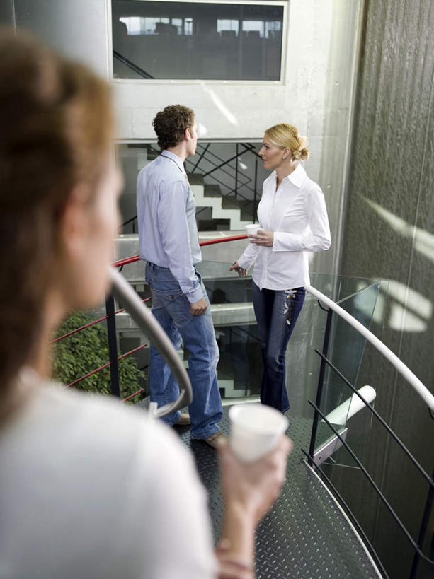 西方人,三个人,同事,商务人士,商务男性,商务女性,栏杆,说,竖图,室内,白天,衬衫,成功,合作,团队,集体,信心,楼梯,杯子,欧洲,欧洲人,套装,扶手,阶梯,拿,拿着,队伍,护栏,台阶,背面,水杯,领导,成就,商务装,合伙,领袖,工薪阶层,交流,男人,男性,年轻男性,年轻女性,女人,女性,白种人,白领,上班族,茶杯,沟通,讲话,交谈,说话,谈话,半身,彩图,衬衣