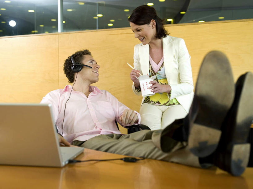 西方人,两个人,同事,商务人士,商务男性,商务女性,坐,笑,说,吃,微笑,露齿笑,横图,室内,白天,正面,衬衫,成功,合作,团队,集体,信心,电脑,笔记本电脑,欧洲,欧洲人,套装,网络,话务员,注视,通讯设备,队伍,耳机,耳麦,话筒,观察,看,观看,察看,无线,麦克风,领导,成就,关注,通信设备,商务装,无线网络,合伙,领袖,无线上网,便携式电脑,工薪阶层,客服人员,电话销售,交流,手提电脑,男人,男性,年轻男性,年轻女性,女人,女性,白种人,白领,接线员,上班族,沟通,讲话,交谈,嚼,食,说话,谈话,坐着,彩图,全身,衬衣