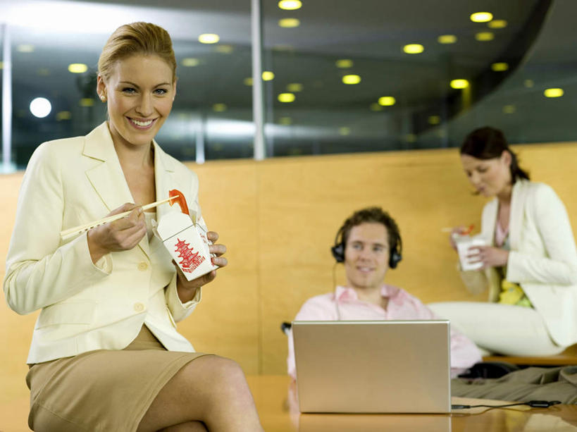 西方人,三个人,同事,商务人士,商务男性,商务女性,坐,笑,说,吃,微笑,露齿笑,横图,室内,白天,正面,衬衫,成功,合作,团队,集体,信心,电脑,笔记本电脑,欧洲,欧洲人,套装,网络,话务员,注视,通讯设备,队伍,耳机,耳麦,话筒,观察,看,观看,察看,无线,麦克风,领导,成就,关注,通信设备,商务装,无线网络,合伙,领袖,无线上网,便携式电脑,工薪阶层,客服人员,电话销售,交流,手提电脑,男人,男性,年轻男性,年轻女性,女人,女性,白种人,白领,接线员,上班族,沟通,讲话,交谈,嚼,食,说话,谈话,坐着,半身,彩图,衬衣