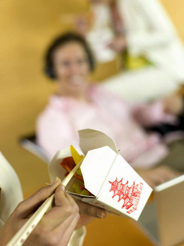 西方人,三个人,同事,商务人士,商务男性,商务女性,坐,笑,吃,微笑,露齿笑,竖图,俯视,室内,白天,衬衫,成功,合作,团队,集体,信心,筷子,餐具,欧洲,欧洲人,套装,朦胧,模糊,夹,拿,拿着,注视,文化,传统,队伍,观察,看,观看,礼节,察看,领导,成就,关注,礼仪,商务装,合伙,领袖,工薪阶层,男人,男性,年轻男性,年轻女性,女人,女性,白种人,白领,上班族,进餐用具,嚼,食,坐着,半身,彩图,高角度拍摄,衬衣