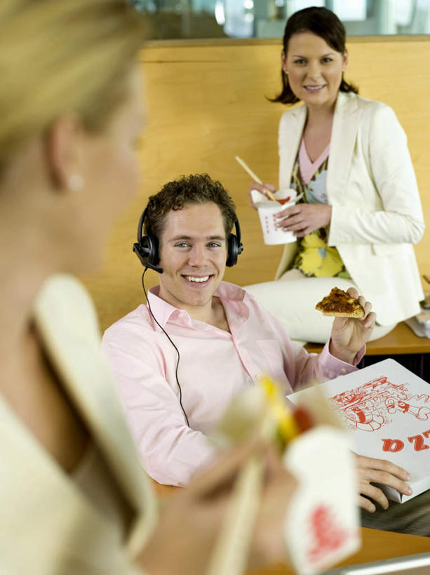 西方人,三个人,同事,商务人士,商务男性,商务女性,坐,笑,吃,微笑,露齿笑,竖图,俯视,室内,白天,衬衫,烹饪,西餐,成功,合作,团队,集体,信心,筷子,餐具,欧洲,欧洲人,套装,朦胧,模糊,料理,食品,披萨,匹萨,夹,拿,话务员,拿着,注视,文化,传统,队伍,菜肴,美食,食物,耳机,耳麦,话筒,快餐,观察,看,西式,佳肴,观看,礼节,察看,麦克风,领导,比萨,成就,关注,礼仪,商务装,合伙,领袖,工薪阶层,西式快餐,垃圾食品,客服人员,电话销售,意大利薄饼,男人,男性,年轻男性,年轻女性,女人,女性,白种人,白领,接线员,上班族,进餐用具,嚼,食,坐着,半身,彩图,高角度拍摄,衬衣