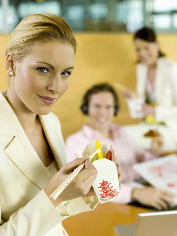 西方人,三个人,同事,商务人士,商务男性,商务女性,坐,笑,吃,微笑,露齿笑,竖图,俯视,室内,白天,衬衫,烹饪,西餐,成功,合作,团队,集体,信心,筷子,餐具,欧洲,欧洲人,套装,朦胧,模糊,料理,食品,披萨,匹萨,夹,拿,话务员,拿着,注视,文化,传统,队伍,菜肴,美食,食物,耳机,耳麦,话筒,快餐,观察,看,西式,佳肴,观看,礼节,察看,麦克风,领导,比萨,成就,关注,礼仪,商务装,合伙,领袖,工薪阶层,西式快餐,垃圾食品,客服人员,电话销售,意大利薄饼,男人,男性,年轻男性,年轻女性,女人,女性,白种人,白领,接线员,上班族,进餐用具,嚼,食,坐着,半身,彩图,高角度拍摄,衬衣