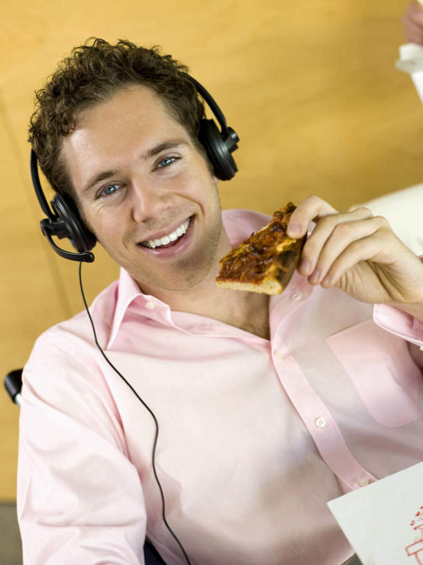 西方人,一个人,商务人士,商务男性,坐,笑,吃,微笑,露齿笑,竖图,俯视,室内,白天,衬衫,烹饪,西餐,快乐,满意,幸福,欧洲,欧洲人,仅一个男性,仅一个人,握,套装,料理,食品,披萨,匹萨,音响,音乐,拿,拿着,注视,娱乐,菜肴,美食,食物,仅一个年轻男性,耳机,快餐,观察,看,享受,休闲,放松,西式,握着,佳肴,观看,察看,舒适,比萨,享乐,关注,商务装,工薪阶层,西式快餐,垃圾食品,意大利薄饼,男人,男性,年轻男性,白种人,白领,上班族,食,坐着,半身,彩图,高角度拍摄,衬衣