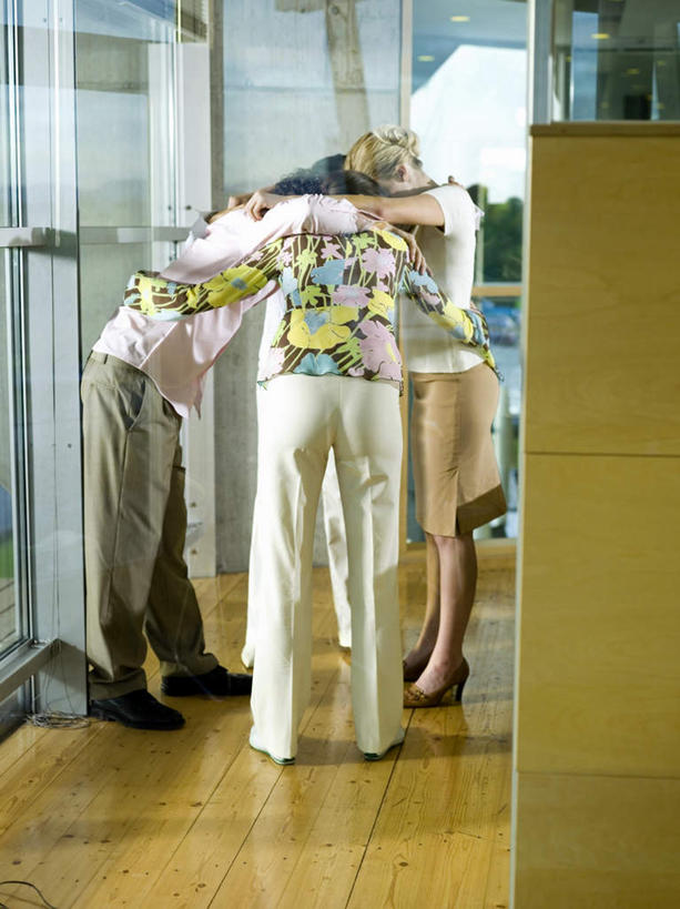 西方人,背部,四个人,同事,商务人士,商务男性,商务女性,说,竖图,室内,白天,正面,衬衫,成功,合作,团队,集体,信心,欧洲,欧洲人,套装,队伍,低头,领导,成就,商务装,合伙,领袖,工薪阶层,垂头,交流,男人,男性,年轻男性,年轻女性,女人,女性,白种人,白领,上班族,沟通,讲话,交谈,说话,谈话,彩图,全身,衬衣