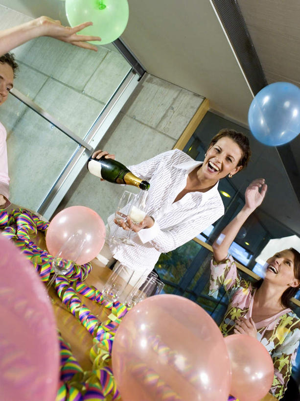 葡萄酒,西方人,四个人,同事,商务人士,商务男性,商务女性,站,坐,笑,微笑,露齿笑,竖图,室内,白天,仰视,衬衫,奢侈,快乐,成功,合作,团队,集体,信心,杯子,欧洲,欧洲人,倒,套装,庆祝,装饰,高脚杯,塑料,浪漫,注视,队伍,玻璃制品,酒,饮料,酒杯,气球,塑料制品,香槟,观察,看,站着,橡胶,诱惑,观看,华丽,修饰,点缀,察看,领导,成就,关注,商务装,合伙,领袖,工薪阶层,香槟杯,橡胶制品,衬托,美观,雅致,雅观,气泡酒,起泡酒,汽酒,男人,男性,年轻男性,年轻女性,女人,女性,白种人,白领,上班族,玻璃杯,站立,坐着,半身,彩图,低角度拍摄,衬衣,高兴,欢笑