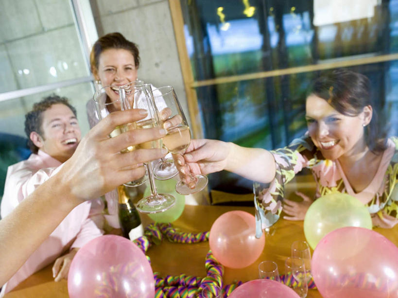 葡萄酒,西方人,四个人,同事,商务人士,商务男性,商务女性,坐,举,笑,微笑,露齿笑,横图,俯视,室内,白天,衬衫,奢侈,快乐,成功,合作,团队,集体,信心,杯子,欧洲,欧洲人,套装,庆祝,装饰,塑料,浪漫,拿,拿着,注视,队伍,玻璃制品,酒,饮料,气球,水杯,塑料制品,香槟,干杯,观察,看,碰杯,托,橡胶,交际,友好,诱惑,观看,华丽,修饰,庆贺,点缀,察看,领导,成就,关注,礼仪,商务装,敬酒,合伙,领袖,工薪阶层,橡胶制品,劝酒,衬托,美观,雅致,雅观,气泡酒,起泡酒,汽酒,男人,男性,年轻男性,年轻女性,女人,女性,白种人,白领,上班族,玻璃杯,举起,举手,举着,向上举,向上伸,向上托,坐着,半身,彩图,高角度拍摄,衬衣,高兴,欢笑