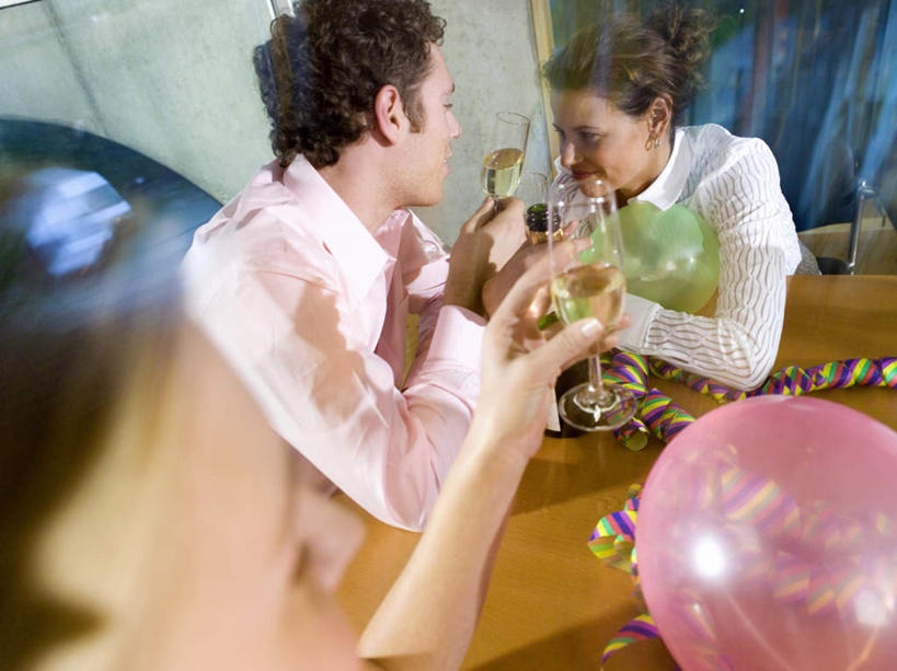 葡萄酒,西方人,三个人,同事,商务人士,商务男性,商务女性,坐,举,笑,微笑,露齿笑,横图,俯视,室内,白天,衬衫,奢侈,快乐,成功,合作,团队,集体,信心,杯子,欧洲,欧洲人,套装,朦胧,模糊,庆祝,装饰,塑料,浪漫,拿,拿着,注视,队伍,玻璃制品,酒,饮料,气球,水杯,塑料制品,香槟,干杯,观察,看,碰杯,托,橡胶,交际,友好,诱惑,观看,华丽,修饰,庆贺,点缀,察看,领导,成就,关注,礼仪,商务装,敬酒,合伙,领袖,工薪阶层,橡胶制品,劝酒,衬托,美观,雅致,雅观,气泡酒,起泡酒,汽酒,男人,男性,年轻男性,年轻女性,女人,女性,白种人,白领,上班族,玻璃杯,举起,举手,举着,向上举,向上伸,向上托,坐着,半身,彩图,高角度拍摄,衬衣,高兴,欢笑