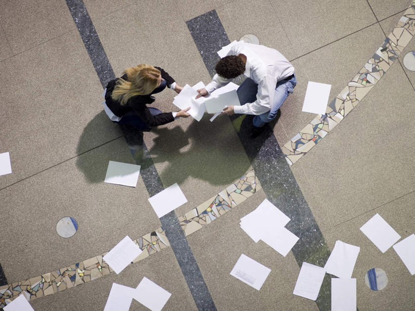 西方人,两个人,同事,商务人士,商务男性,商务女性,横图,俯视,室外,白天,衬衫,成功,合作,团队,集体,信心,欧洲,欧洲人,阴影,套装,光线,材料,档案,文件,影子,纸,拿,拿着,队伍,阳光,手稿,资料,证明,领导,成就,文档,商务装,合伙,领袖,工薪阶层,男人,男性,年轻男性,年轻女性,女人,女性,白种人,白领,上班族,彩图,高角度拍摄,全身,衬衣