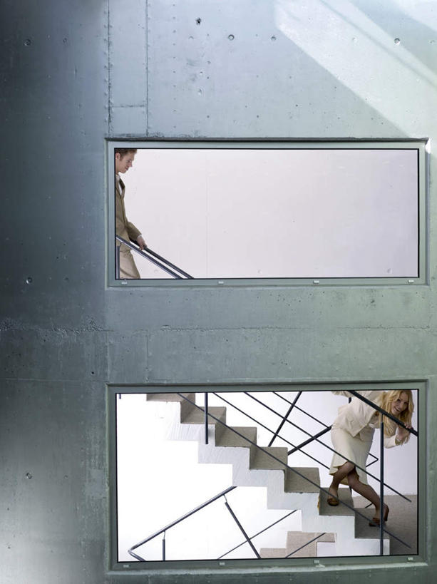 西方人,两个人,同事,商务人士,商务男性,商务女性,栏杆,走,笑,微笑,露齿笑,竖图,室内,白天,侧面,衬衫,成功,合作,团队,集体,信心,楼梯,欧洲,欧洲人,套装,扶手,阶梯,注视,队伍,护栏,台阶,观察,看,观看,察看,领导,成就,关注,商务装,合伙,领袖,工薪阶层,男人,男性,年轻男性,年轻女性,女人,女性,白种人,白领,上班族,步行,走路,彩图,全身,衬衣