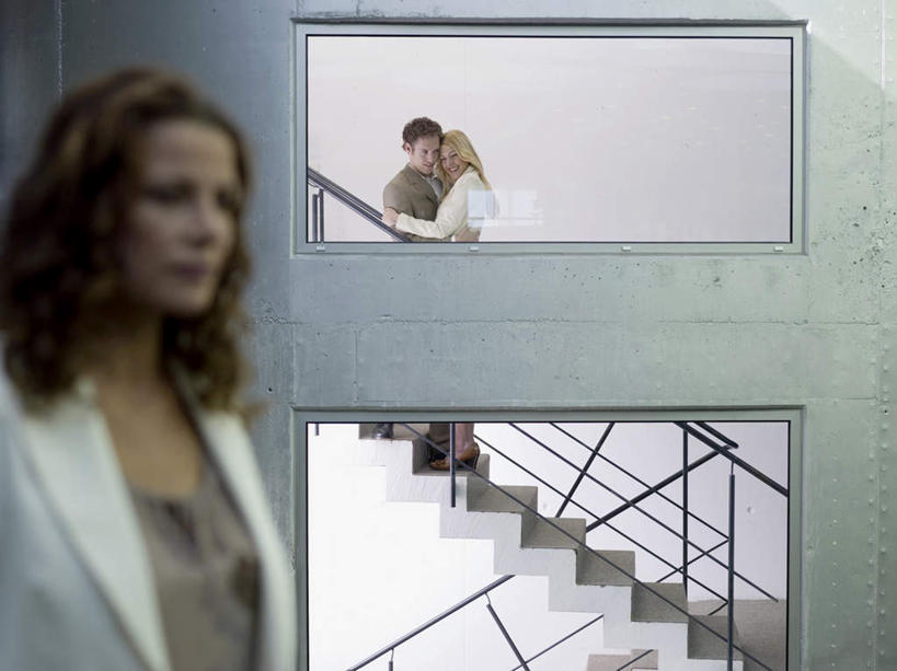 西方人,三个人,同事,商务人士,商务男性,商务女性,栏杆,站,抱,笑,微笑,露齿笑,横图,室内,白天,正面,衬衫,爱情,成功,合作,团队,集体,信心,楼梯,欧洲,欧洲人,套装,扶手,阶梯,浪漫,注视,队伍,护栏,台阶,观察,看,站着,温暖,温馨,恩爱,恋人,抱着,观看,和睦,察看,领导,搂着,成就,关注,商务装,合伙,领袖,工薪阶层,男人,男性,年轻男性,年轻女性,女人,女性,白种人,情侣,白领,上班族,怀抱,搂,搂抱,相抱,拥抱,站立,半身,彩图,衬衣,伴侣,融洽