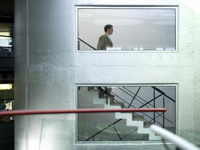 西方人,一个人,商务人士,商务男性,栏杆,走,横图,室内,白天,侧面,衬衫,楼梯,欧洲,欧洲人,仅一个男性,仅一个人,套装,扶手,阶梯,注视,护栏,台阶,仅一个年轻男性,观察,看,观看,察看,关注,商务装,工薪阶层,男人,男性,年轻男性,白种人,白领,上班族,步行,走路,彩图,全身,衬衣