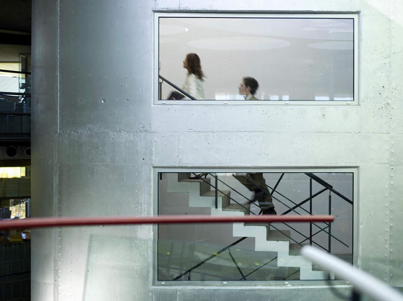 西方人,两个人,同事,商务人士,商务男性,商务女性,栏杆,走,横图,室内,白天,侧面,衬衫,成功,合作,团队,集体,信心,楼梯,欧洲,欧洲人,套装,扶手,阶梯,注视,队伍,护栏,台阶,观察,看,观看,察看,领导,成就,关注,商务装,合伙,领袖,工薪阶层,男人,男性,年轻男性,年轻女性,女人,女性,白种人,白领,上班族,步行,走路,彩图,全身,衬衣