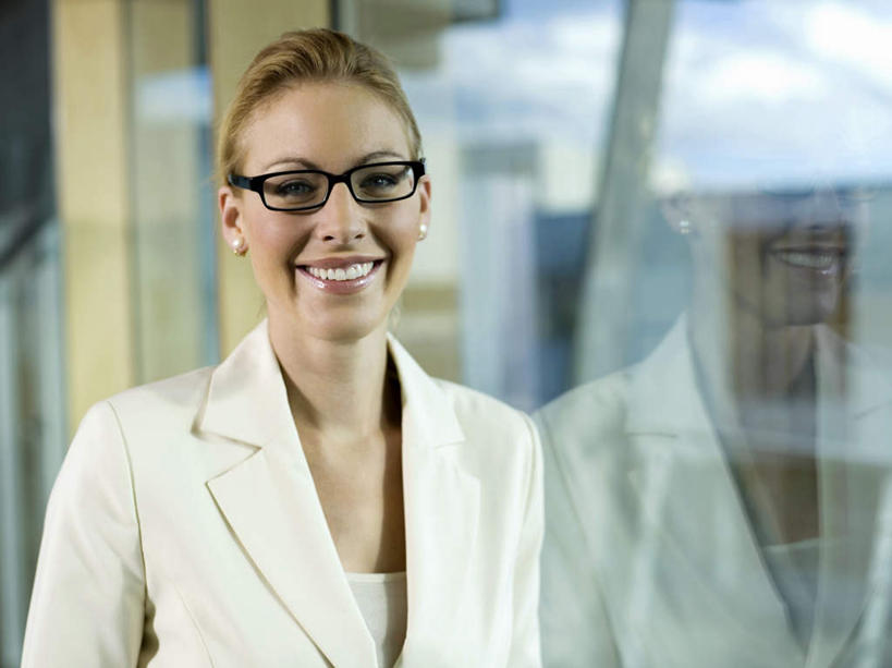 西方人,脸,头,脸颊,一个人,商务人士,商务女性,站,笑,微笑,露齿笑,横图,室内,特写,白天,正面,窗户,欧洲,欧洲人,仅一个年轻女性,仅一个女性,仅一个人,戴,套装,朦胧,模糊,眼镜,注视,肩膀,玻璃窗,观察,看,站着,观看,察看,关注,商务装,近视眼镜,工薪阶层,年轻女性,女人,女性,白种人,头部,脸部,脸蛋,面部,白领,上班族,站立,半身,彩图