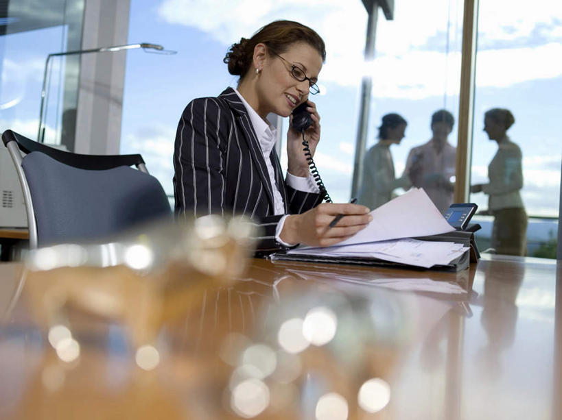 西方人,四个人,同事,商务人士,商务男性,商务女性,坐,笑,打电话,微笑,露齿笑,横图,室内,白天,正面,衬衫,成功,合作,团队,集体,信心,电话,欧洲,欧洲人,套装,朦胧,模糊,笔,材料,档案,文件,纸,办公用品,拿,拿着,注视,通讯设备,队伍,水笔,文具,话筒,手稿,学习用品,资料,观察,看,电话线,观看,文具用品,证明,察看,领导,固定电话,成就,关注,文档,商务装,合伙,领袖,工薪阶层,交流,男人,男性,年轻男性,年轻女性,女人,女性,白种人,白领,上班族,电话机,沟通,通话,坐着,半身,彩图,衬衣