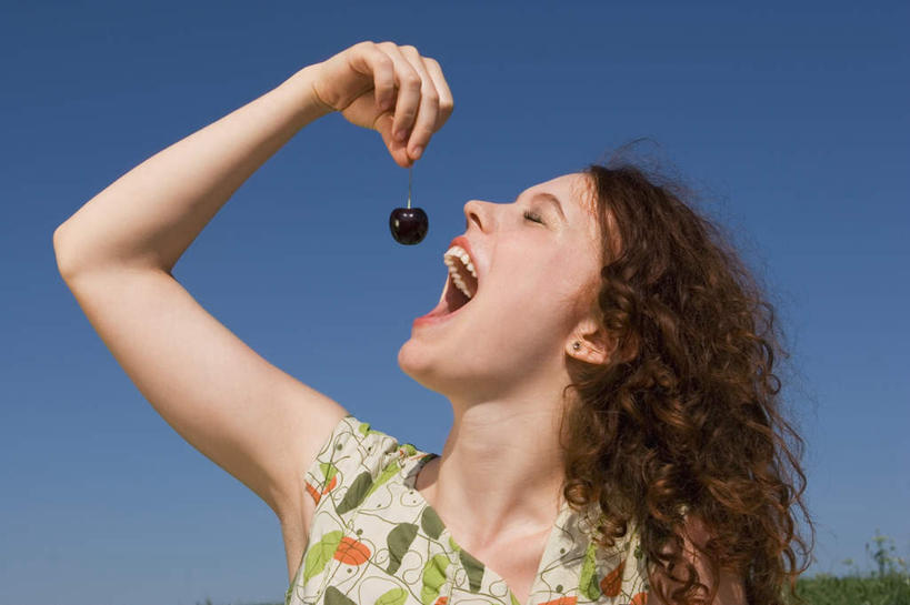 西方人,一个人,站,闭眼,吃,横图,室外,白天,正面,草地,草坪,植物,樱桃,水果,欧洲,欧洲人,仅一个年轻女性,仅一个女性,仅一个人,服装,新鲜,生食,食品,果实,拿,拿着,休闲装,草,食物,衣服,蓝色,绿色,蓝天,天空,天,站着,张嘴,休闲,休闲服,服饰,有机食品,绿色食品,晴朗,张大嘴巴,万里无云,年轻女性,女人,女性,白种人,晴空,晴空万里,张开嘴,樱珠,莺桃,英桃,楔桃,牛桃,荆桃,闭眼睛,闭着眼,闭着眼睛,嚼,食,抬头,仰头,站立,半身,彩图