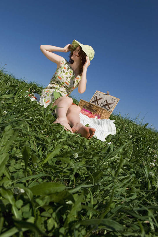 点心,西方人,一个人,坐,举,交叉,竖图,室外,白天,正面,草地,草坪,植物,竹子,帽子,欧洲,欧洲人,仅一个年轻女性,仅一个女性,仅一个人,竹制,服装,编织,布料,草帽,篮子,食品,拿,布纹,拿着,扭头,注视,休闲装,薯片,桌布,草,食物,衣服,蓝色,绿色,蓝天,天空,餐巾,竹篮,台布,零食,天,观察,看,托,转头,休闲,休闲服,服饰,晴朗,观看,竹条,交织,察看,竹制品,关注,垃圾食品,万里无云,穿插,年轻女性,女人,女性,白种人,晴空,晴空万里,举起,举手,举着,向上举,向上伸,向上托,坐着,彩图,全身