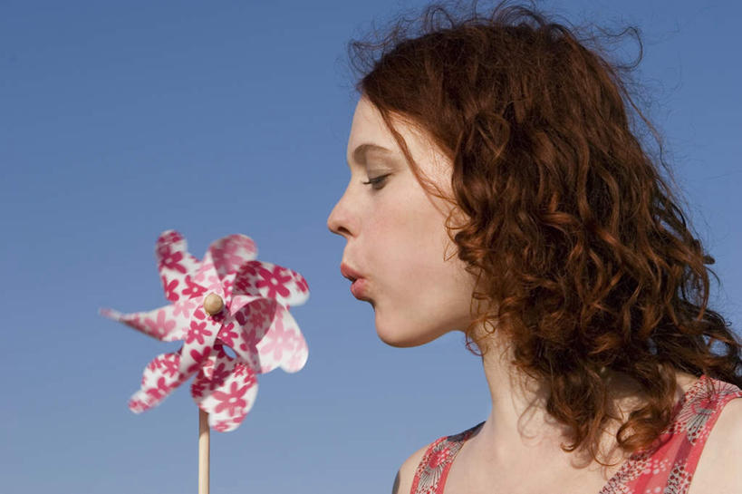 西方人,脸,头,脸颊,一个人,站,横图,室外,特写,白天,侧面,游戏,快乐,自由,幸福,风车,玩具,欧洲,欧洲人,仅一个年轻女性,仅一个女性,仅一个人,服装,玩,注视,休闲装,娱乐,肩膀,衣服,蓝色,蓝天,天空,天,吹,观察,看,站着,休闲,喜庆,休闲服,活力,益智,服饰,晴朗,观看,活动,希望,吉祥,察看,象征,发泄,关注,消遣,智力,和平,梦想,忠诚,万里无云,宣泄,进取,灵动,勇敢,勤奋,团结,幸运,年轻女性,女人,女性,白种人,头部,脸部,脸蛋,面部,晴空,晴空万里,玩耍,嬉戏,站立,半身,彩图