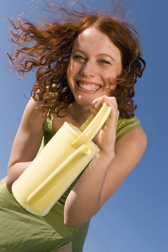 西方人,一个人,站,竖图,室外,白天,仰视,欧洲,欧洲人,仅一个年轻女性,仅一个女性,仅一个人,弯腰,服装,壶,拿,洒水壶,拿着,注视,休闲装,水壶,衣服,蓝色,蓝天,天空,天,观察,看,站着,休闲,休闲服,服饰,晴朗,观看,察看,关注,万里无云,浇水壶,年轻女性,女人,女性,白种人,晴空,晴空万里,站立,半身,彩图,低角度拍摄