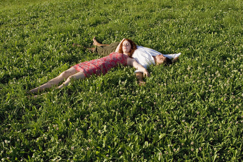 西方人,两个人,家庭,夫妻,躺,闭眼,睡,横图,俯视,室外,白天,爱情,草地,草坪,植物,欧洲,欧洲人,服装,浪漫,注视,休闲装,草,衣服,绿色,观察,看,休闲,温暖,温馨,一家人,休闲服,恩爱,恋人,服饰,观看,和睦,察看,关注,卧着,男人,男性,年轻男性,年轻女性,女人,女性,白种人,情侣,闭眼睛,闭着眼,闭着眼睛,困,困觉,寝息,睡觉,躺着,卧,彩图,高角度拍摄,全身,伴侣,融洽