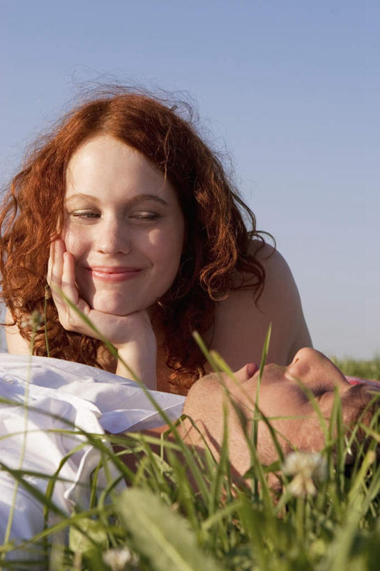 西方人,两个人,家庭,夫妻,躺,闭眼,笑,睡,微笑,竖图,室外,白天,正面,爱情,草地,草坪,植物,欧洲,欧洲人,撑,服装,浪漫,托腮,休闲装,草,衣服,绿色,托,休闲,温暖,温馨,一家人,休闲服,恩爱,恋人,服饰,和睦,托下巴,卧着,男人,男性,年轻男性,年轻女性,女人,女性,白种人,情侣,闭眼睛,闭着眼,闭着眼睛,困,困觉,寝息,睡觉,躺着,卧,半身,彩图,伴侣,融洽