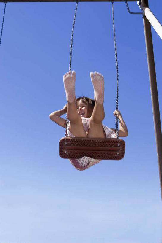 西方人,儿童,一个人,坐,竖图,室外,白天,仰视,游戏,纯洁,欧洲,欧洲人,仅一个女性,仅一个人,摇摆,服装,玩,注视,休闲装,光脚,娱乐,小孩,衣服,蓝色,蓝天,天空,秋千,天,荡秋千,观察,看,仅一个小孩,休闲,赤脚,休闲服,可爱,童年,童趣,服饰,晴朗,观看,活动,察看,关注,摇晃,童真,烂漫,无邪,万里无云,天真,女孩,女人,女性,白种人,孩子,晴空,晴空万里,玩耍,嬉戏,坐着,彩图,低角度拍摄,全身,女生
