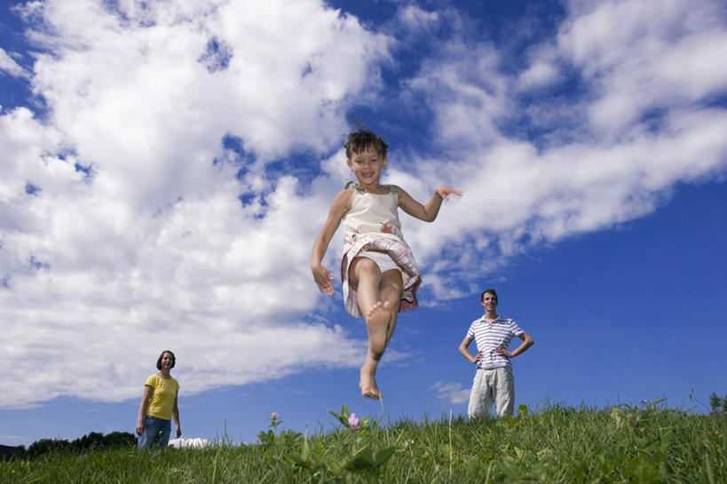 西方人,儿童,三个人,家庭,夫妻,母亲,父亲,女儿,站,跳,横图,室外,白天,仰视,爱情,纯洁,草地,草坪,植物,欧洲,欧洲人,服装,云,云朵,半空,浪漫,云彩,注视,休闲装,手叉腰,草,小孩,衣服,绿色,白云,蓝天,天空,天,叉腰,观察,看,站着,休闲,温暖,温馨,父女,母女,三口之家,一家人,休闲服,恩爱,父爱,可爱,母爱,腾空,童年,童趣,恋人,服饰,观看,和睦,察看,双手叉腰,关注,童真,烂漫,无邪,天真,男人,男性,年轻男性,年轻女性,女孩,女人,女性,白种人,孩子,年轻人,夫妇,情侣,跳跃,站立,彩图,低角度拍摄,全身,伴侣,融洽,女生