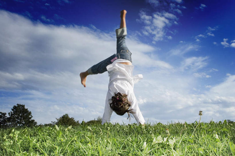 西方人,儿童,一个人,横图,室外,白天,仰视,运动服,锻炼,纯洁,运动,草地,草坪,植物,欧洲,欧洲人,仅一个女性,仅一个人,撑,倒立,服装,云,云朵,云彩,光脚,草,小孩,衣服,绿色,白云,蓝天,天空,天,仅一个小孩,赤脚,可爱,童年,童趣,服饰,张开双腿,撑着,衣着,穿着,童真,烂漫,无邪,衣饰,展开双腿,体育,天真,女孩,女人,女性,白种人,孩子,彩图,低角度拍摄,全身,健身,女生,伸展双腿,运动装