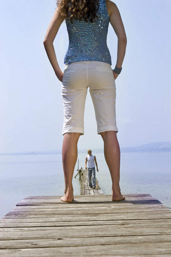 西方人,背部,两个人,家庭,夫妻,站,竖图,室外,白天,正面,爱情,欧洲,欧洲人,服装,朦胧,模糊,木板,桥,木桥,浪漫,休闲装,手叉腰,栈桥,衣服,蓝色,蓝天,天空,天,叉腰,站着,休闲,温暖,温馨,一家人,休闲服,恩爱,恋人,服饰,晴朗,人行桥,木板桥,和睦,双手叉腰,万里无云,男人,男性,年轻男性,年轻女性,女人,女性,白种人,情侣,晴空,晴空万里,站立,半身,彩图,伴侣,融洽