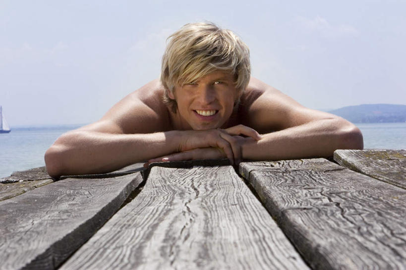 西方人,一个人,笑,微笑,露齿笑,横图,室外,白天,正面,山,山脉,欧洲,欧洲人,仅一个男性,仅一个人,服装,朦胧,模糊,木板,山峰,桥,木桥,山峦,注视,休闲装,栈桥,仅一个年轻男性,衣服,蓝色,蓝天,天空,群山,天,观察,看,趴着,休闲,休闲服,服饰,晴朗,观看,人行桥,木板桥,察看,关注,万里无云,男人,男性,年轻男性,白种人,晴空,晴空万里,趴,半身,彩图