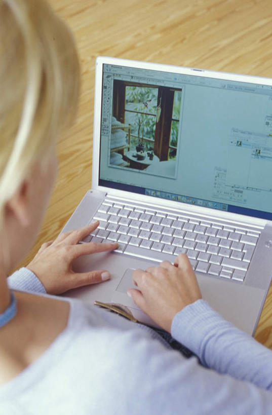 西方人,一个人,商务人士,商务女性,办公室,坐,竖图,室外,白天,正面,电脑,笔记本电脑,地板,欧洲,欧洲人,仅一个年轻女性,仅一个女性,仅一个人,敲打,套装,网络,地面,输入,通讯设备,木地板,打字,点击,敲击,无线,通信设备,商务装,无线网络,无线上网,便携式电脑,工薪阶层,按键,手提电脑,年轻女性,女人,女性,白种人,白领,上班族,坐着,半身,彩图