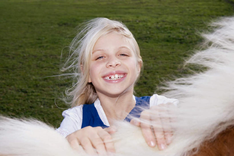 西方人,儿童,一个人,站,笑,摸,微笑,露齿笑,横图,室外,白天,正面,纯洁,草地,草坪,植物,马,野生动物,欧洲,欧洲人,仅一个女性,仅一个人,抚摸,服装,庭院,注视,休闲装,草,小孩,衣服,绿色,动物,观察,看,站着,仅一个小孩,休闲,休闲服,可爱,童年,童趣,服饰,活泼,观看,察看,关注,凶猛,童真,烂漫,无邪,天真,女孩,女人,女性,白种人,孩子,触摸,接触,站立,半身,彩图,女生