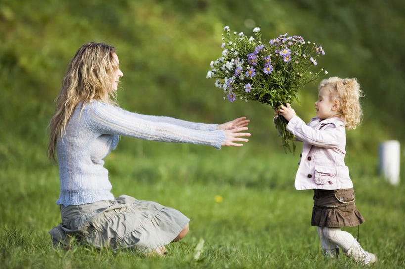 西方人,儿童,两个人,家庭,母亲,女儿,公园,站,跪,横图,室外,白天,侧面,纯洁,草地,草坪,森林,树林,植物,欧洲,欧洲人,服装,朦胧,模糊,盛开,拿,花蕾,拿着,注视,休闲装,草,花,花瓣,花朵,鲜花,树,树木,小孩,衣服,绿色,自然,花苞,花蕊,观察,看,站着,休闲,温暖,温馨,母女,一家人,休闲服,可爱,母爱,童年,童趣,服饰,生长,成长,观看,和睦,察看,关注,童真,烂漫,无邪,天真,年轻女性,女孩,女人,女性,白种人,孩子,年轻人,跪着,站立,彩图,全身,融洽,女生