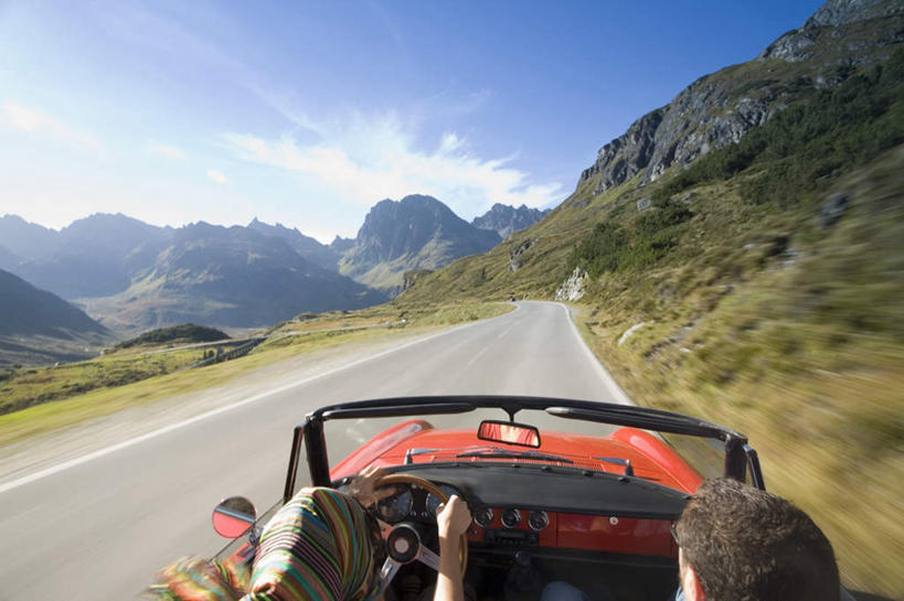 西方人,背部,两个人,家庭,夫妻,坐,横图,室外,白天,爱情,山,山脉,道路,路,公路,汽车,欧洲,欧洲人,一辆,握,服装,山峰,云,云朵,交通,跑车,山峦,浪漫,云彩,休闲装,车,衣服,白云,蓝天,天空,方向盘,交通工具,群山,天,休闲,温暖,温馨,一家人,休闲服,恩爱,握着,恋人,服饰,和睦,敞篷跑车,男人,男性,年轻男性,年轻女性,女人,女性,白种人,情侣,马路,坐着,半身,彩图,伴侣,融洽