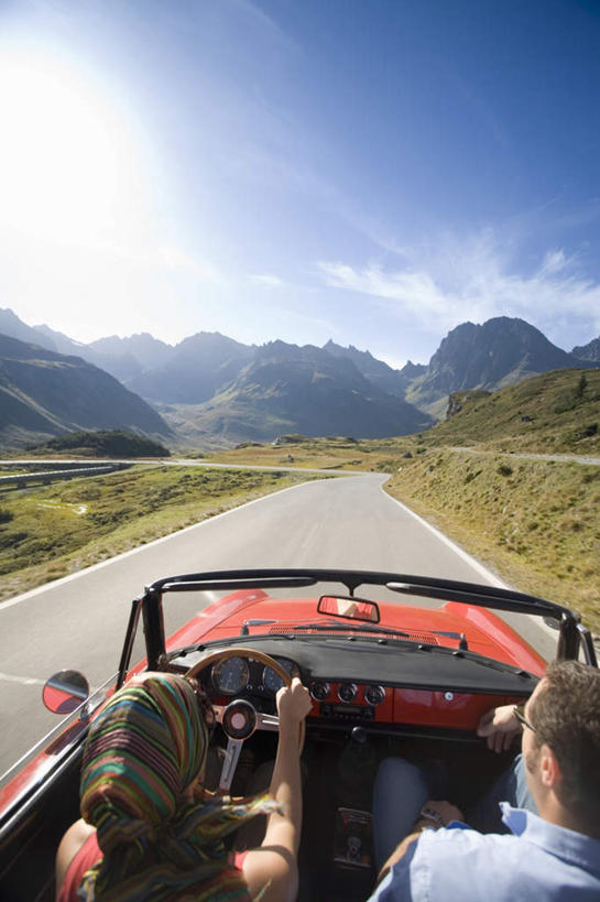 西方人,两个人,家庭,夫妻,坐,竖图,俯视,室外,白天,正面,爱情,山,山脉,道路,路,公路,汽车,欧洲,欧洲人,握,服装,山峰,云,云朵,交通,跑车,山峦,浪漫,云彩,休闲装,车,衣服,白云,蓝天,天空,方向盘,交通工具,群山,天,休闲,温暖,温馨,一家人,休闲服,恩爱,握着,恋人,服饰,和睦,敞篷跑车,男人,男性,年轻男性,年轻女性,女人,女性,白种人,情侣,马路,坐着,半身,彩图,高角度拍摄,伴侣,融洽