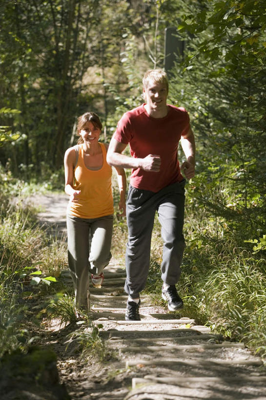 西方人,两个人,家庭,夫妻,公园,站,跑,笑,微笑,露齿笑,竖图,室外,白天,正面,运动服,爱情,锻炼,运动,森林,树林,植物,楼梯,欧洲,欧洲人,服装,朦胧,模糊,阶梯,浪漫,注视,台阶,树,树木,衣服,绿色,自然,观察,看,站着,温暖,温馨,一家人,恩爱,恋人,服饰,生长,成长,观看,和睦,察看,衣着,穿着,关注,衣饰,体育,男人,男性,年轻男性,年轻女性,女人,女性,白种人,情侣,跑步,站立,彩图,全身,健身,伴侣,融洽,运动装
