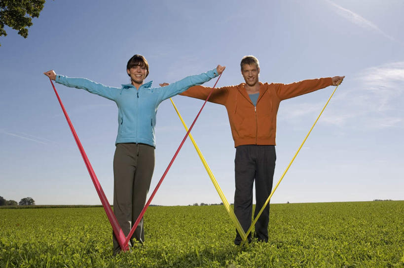 西方人,两个人,家庭,夫妻,站,伸展双臂,横图,室外,白天,正面,运动服,爱情,锻炼,运动,草地,草坪,植物,欧洲,欧洲人,服装,地平线,辽阔,地面,浪漫,拿,拿着,注视,运动器械,草,衣服,蓝色,绿色,蓝天,天空,天,观察,看,站着,广阔,温暖,温馨,一家人,健身器械,恩爱,恋人,服饰,晴朗,观看,一望无际,和睦,察看,衣着,穿着,关注,延伸,健身器材,万里无云,天地相交,阻力带,衣饰,无边无际,一马平川,体育,男人,男性,年轻男性,年轻女性,女人,女性,白种人,情侣,晴空,晴空万里,敞开双臂,伸开双臂,展开双肩,站立,张开手臂,张开双臂,彩图,全身,健身,伴侣,融洽,运动器材,运动装